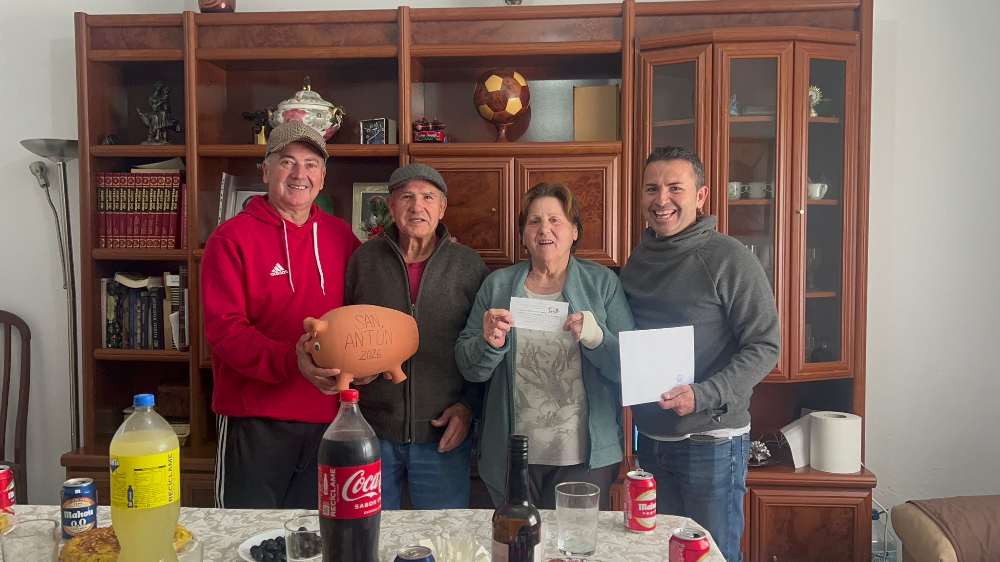 Pedro Ramos y Pepi Rebollo con hermanos de San Antón