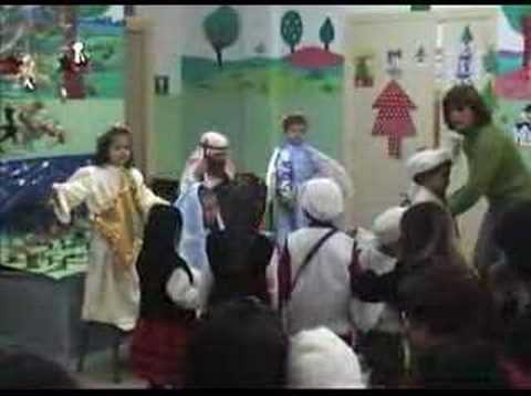 Niños de preescolar cantando villancicos