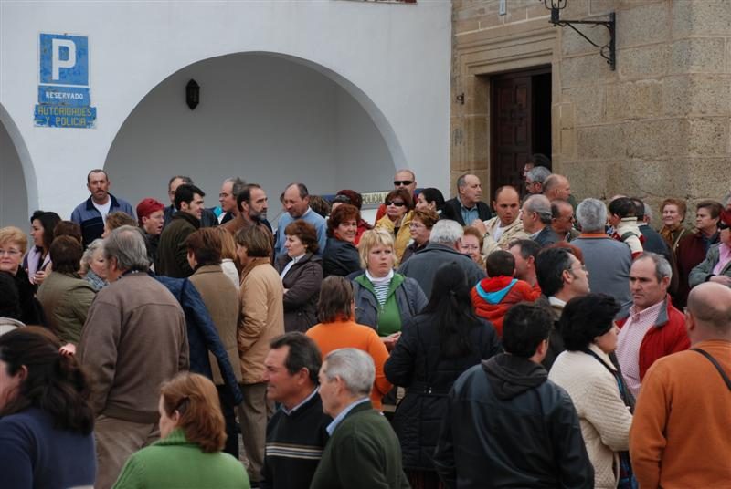 Mas de 300 personas se concentraron hoy en la plaza.