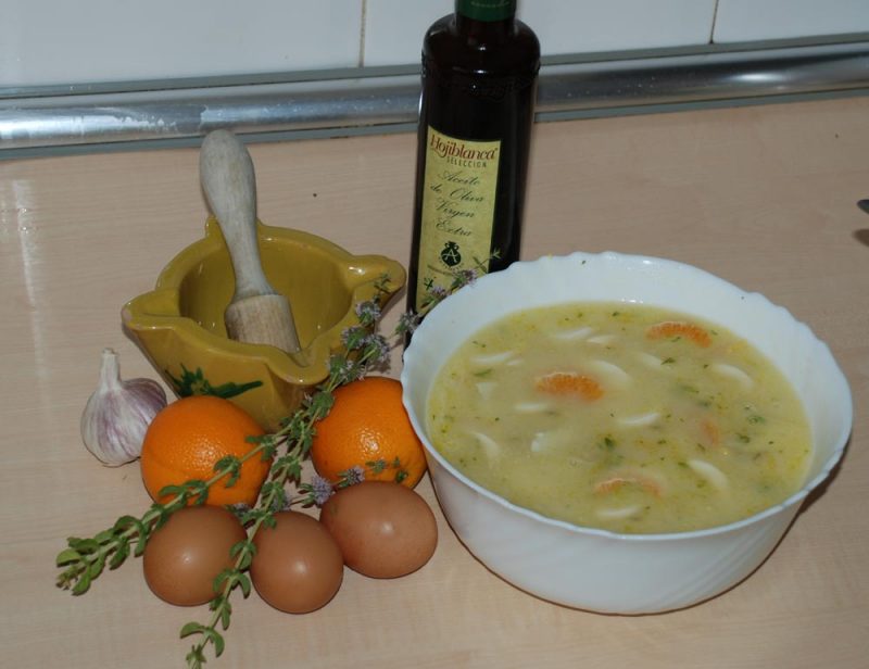 Gahpachu de poleu, güevu y naranja.