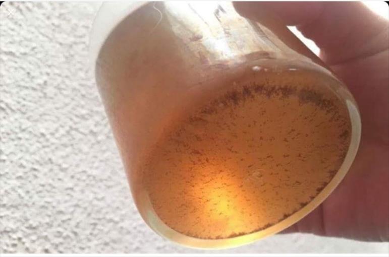 Quejas por la suciedad y el olor del agua del grifo