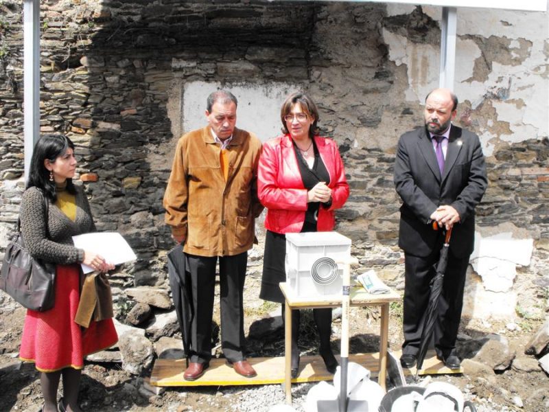 La Delegada del Gobierno en Extremadura pone la primera piedra del Centro Social