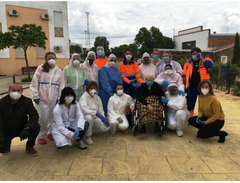 ISIDRA RIVERO, UNA ANCIANA DE 104 AÑOS, USUARIA DE LA RESIDENCIA DE MAYORES DE GARROVILLAS DE ALCONÉTAR SUPERA EL CORONAVIRUS