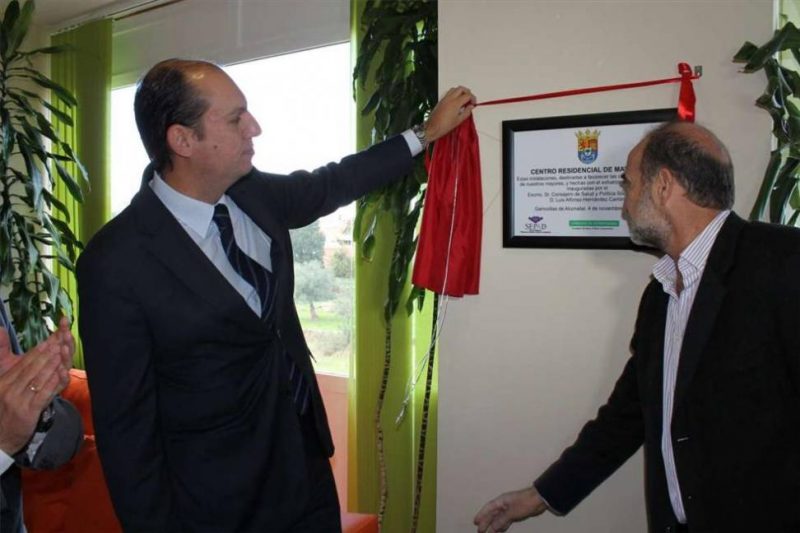 Hernández Carrón inaugura el centro residencial de Garrovillas