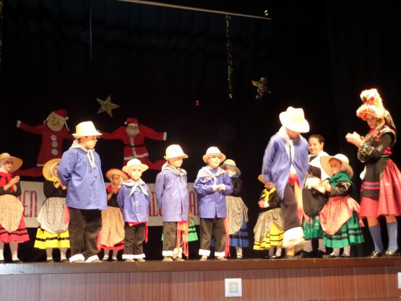 2014_12_20 Seis grupos actuarán en el XVII Festival de Bailes Infantiles